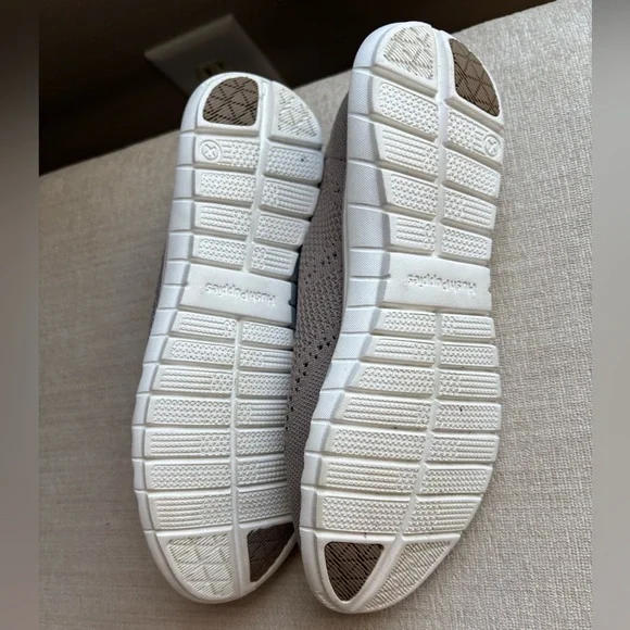 Hush Puppies, Knit Oxford Looking Shoes in Grey / Tan, Size 6 - Picture 5 of 5